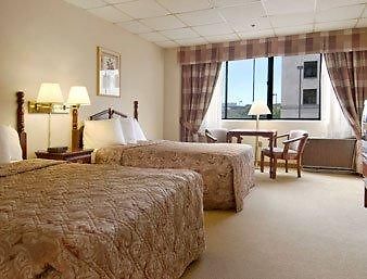 Ramada Convention Center Eau Claire Hotel Bagian luar foto