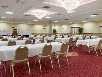 Ramada Convention Center Eau Claire Hotel Bagian luar foto