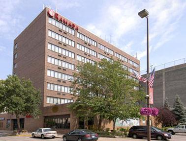 Ramada Convention Center Eau Claire Hotel Bagian luar foto